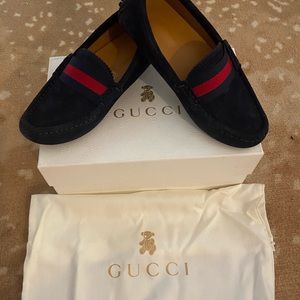 Gucci children’s driving moccasins. Navy suede w/ green-red-green webbing sz 31